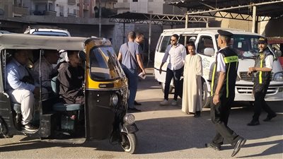 مرور سوهاج يشن حملات على مواقف السيارات لمتابعة الالتزام بتعريفة الركوب