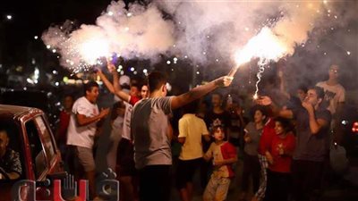جماهير الأهلي تحتفل بالألعاب النارية بكأس السوبر في ميت عقبة (فيديو) 