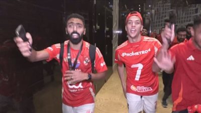 من أول الطرقات إلى آخرها، رقص وغناء للاعبي الأهلي احتفالا بالسوبر بفندق الإقامة (فيديو)