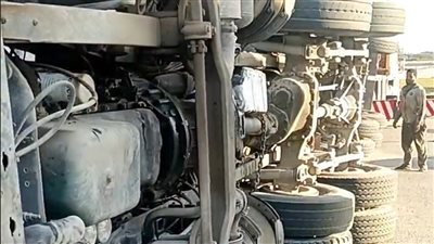 انقلاب سيارة نقل بوصلة عز الدين في الإسماعيلية (صور) 