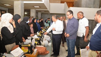 محافظ أسيوط يسلم 40 ماكينة خياطة وفرنا منزليا للسيدات الأرامل (صور) 