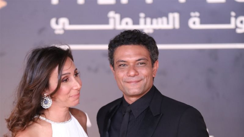 آسر ياسين وزوجته