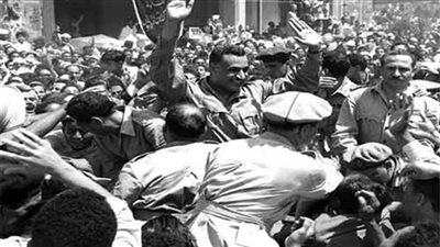 حادث المنشية في عيون مشاهير الفن والشعر.. بيرم التونسي يكتب قصيدة «دولة الإخوانجية».. وأم كلثوم تغني «يا جمال يا مثال الوطنية»