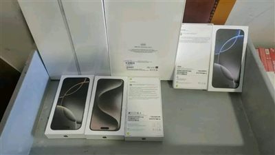 إحباط محاولة تهريب هواتف آيفون بين طيات ملابس راكبة في مطار برج العرب 