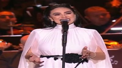 الجمهور يتفاعل مع مي فاروق في أغنية أغدا ألقاك في حفل ليلة عبد الوهاب (فيديو)