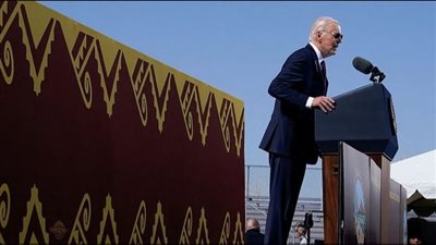 تعتذر عن إبادة وترتكب أخرى؟ فلسطيني يحرج بايدن أثناء حديثه عن الهنود الحمر (فيديو)