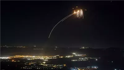 القناة 12 الإسرائيلية: الموجة الثانية من الهجوم الإسرائيلي على إيران بدأت وانفجارات في شيراز