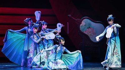 رقصات ونغمات تشانغ دو الصينية على المسرح المكشوف بالأوبرا