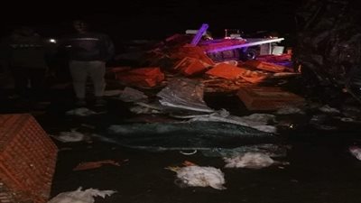 تصادم سيارتي نقل بالطريق الإقليمي أحدهما محملة بالدجاج، مصرع شخصين ونفوق الطيور 