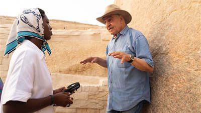 زاهي حواس يشرح أسرار الأهرامات وأبو الهول للممثلة الأمريكية جودي تيرنر