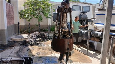 استمرار حملات تطهير بيارات محطات الرفع ومعالجة الصرف الصحي بمدن القناة (صور) 