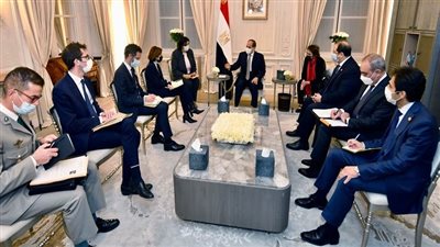 بسام راضي: الرئيس يعبر عن التقدير والثقة تجاه العلاقات الإستراتيجية مع فرنسا خاصة الأمنية والعسكرية.. ويؤكد أن مكافحة الإرهاب تتطلب توحيد الجهود والتنسيق الجماعي لضمان المواجهة