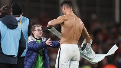 كانت بتعيط.. شاهد ماذا فعل رونالدو مع طفلة اقتحمت ملعب مباراة البرتغال وأيرلندا | فيديو