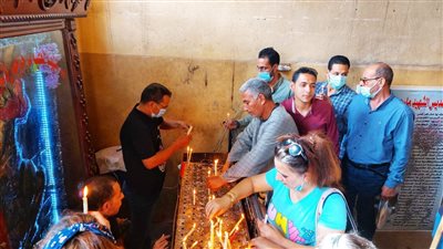 ترانيم وصلوات وشموع في احتفالات دير مارجرجس الرزيقات بالأقصر | صور