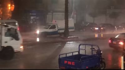 بعد العاصفة الترابية.. غرق شوارع أسوان في مياه الأمطار | فيديو