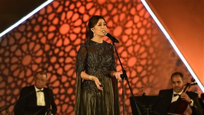 في حفل كامل العدد.. جنات تشعل مهرجان الموسيقي العربية وتبدأ بـ «مسا الجمال» | صور