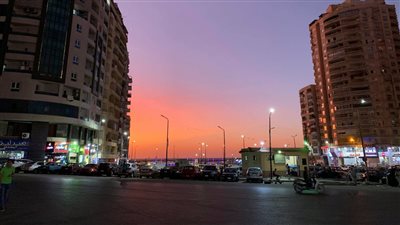 برق ورعد بشكل مخيف.. السماء تتحول إلى اللون الأحمر بكوم أمبو في أسوان | فيديو