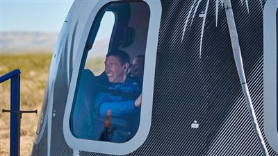 فيديو يظهر رجلًا معلقًا في الهواء بطائرة شراعية