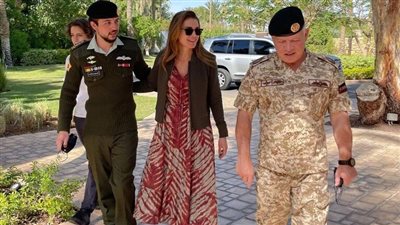 بالأحضان هو وأبوه.. الملكة رانيا تستقبل ابنها بعد ترقيته لنقيب | فيديو