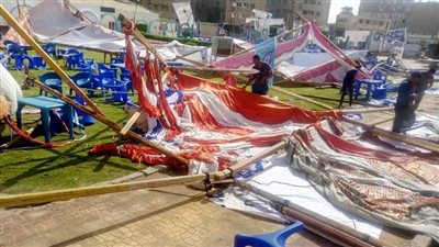 شاهد.. الأمطار الرعدية والرياح تحطم الخيام الانتخابية بنادي أسوان 