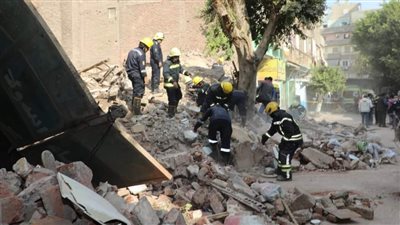 انتشال جثتى صاحبة العقار المنهار ونجلتها من أسفل الأنقاض بروض الفرج