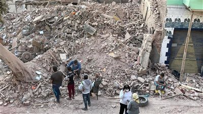 بعد انهيار عقار روض الفرج.. تركيب شدات خشبية لإنقاذ العقارات المجاورة|صور