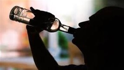 شربوا مطهر كحولي بالمشروبات الغازية.. مصرع 7 عمال داخل الحجر الصحي بهذه الدولة