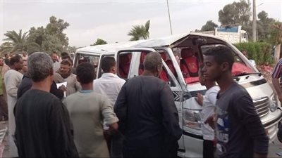 انقلاب سيارة ميكروباص بطريق طيبة في الأقصر | صور