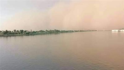 عاصفة ترابية تضرب الأقصر.. والمحافظة تحذر المواطنين من الطرق | صور