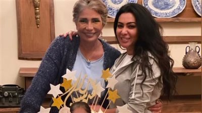 ميرهان حسين تحتفل بعيد ميلاد سوسن بدر