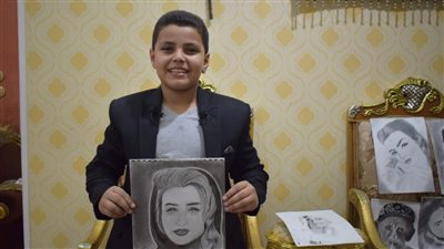 حكاية الفنان الصغير ابن الدقهلية.. رسام يحلم بكلية الهندسة | صور 