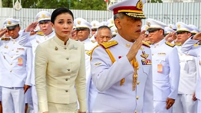 مصطحبا معه 30 كلبا.. ملك تايلاند يعود لمنفاه الاختياري في ألمانيا