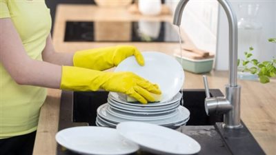 احذر.. 3 عادات يومية عند غسيل الأطباق قد تصيبك بالسرطان