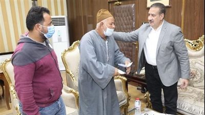 محافظ المنوفية يلتقى والد عامل محارة لقي مصرعه أثناء تأدية عمله
