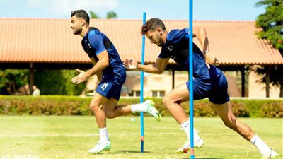 تدريبات بدنية وفنية للاعبين في المران الأول بالإمارات