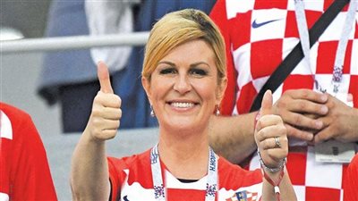 هيا بنا إلى قطر.. بهذه الطريقة احتفلت رئيسة كرواتيا السابقة بالتأهل لكأس العالم | صور