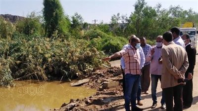 نائب محافظ أسوان يشرف على إصلاح خط مياه جبل شيشة وشبكات الكهرباء | صور