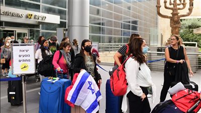 إسرائيل تفتح حدودها للسياح المطعمين بلقاح 