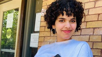 السعودية رهف القنون تروج لصفحتها على موقع إباحي بصور جريئة وتقول: بنولعها!