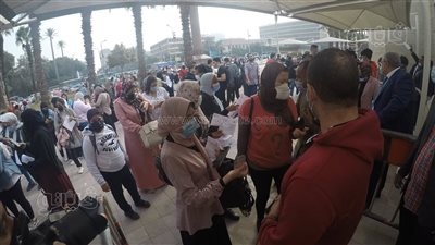جامعة القاهرة تبدأ تطبيق قرار منع دخول غير المطعمين بلقاح كورونا | فيديو