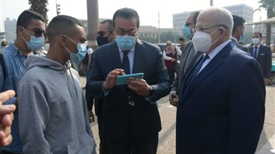 وزير التعليم العالي يتفقد إجراءات منع دخول غير المطعمين بلقاح كورونا بجامعة القاهرة