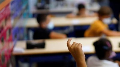 تعليق عمل معلمة فرنسية رفضت ارتداء الكمامة