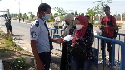 رئيس جامعة جنوب الوادي يتفقد الامتحانات الإلكترونية بكلية الطب