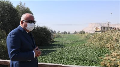 محلي فرشوط يطالب المواطنين بسرعة استلام أذونات التقنين