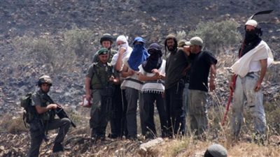 مستوطنون يهاجمون مزارعين شمالي مدينة القدس