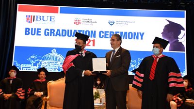 الجامعة البريطانية تكرم طارق سعدة لدوره في ضبط المشهد الإعلامي | صور