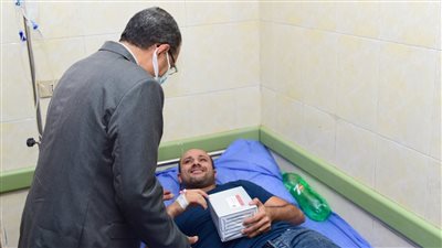 رئيس جامعة سوهاج يطمئن على الحالات المصابة بالتسمم الغذائي في طهطا