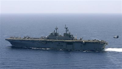 البنتاجون: مروحية إيرانية اقتربت من حاملة طائرات أمريكية بخليج عمان | فيديو