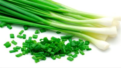١٢ فائدة تدفعك لتناول البصل الأخضر يوميا.. ويحذر تناوله على هذه الفئة