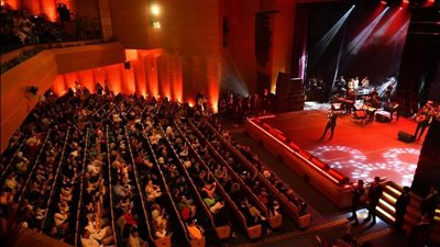 جامعة مصر للعلوم والتكنولوجيا تحتفل بيوبيلها الفضي بحضور رموز المجتمع.. وتامر حسني يشعل الحفل | صور